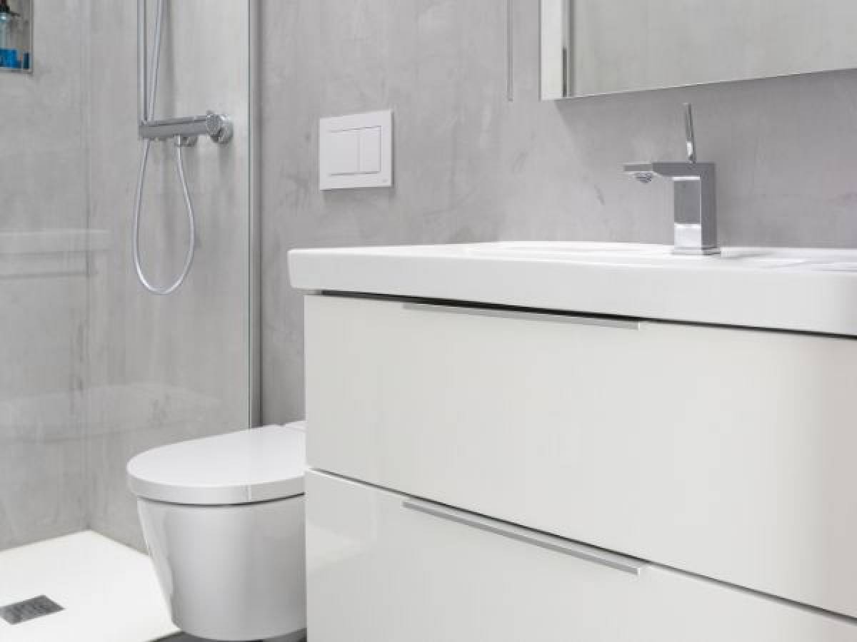 Elegancki i funkcjonalny - Zestaw mebli łazienkowych z designerską umywalką